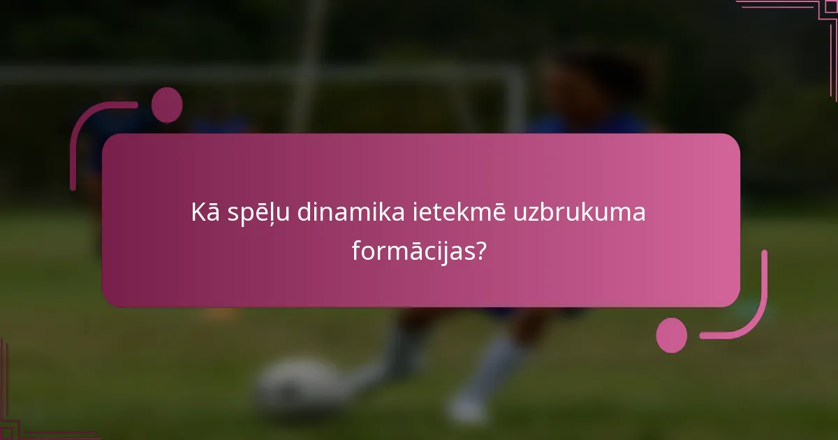 Kā spēļu dinamika ietekmē uzbrukuma formācijas?